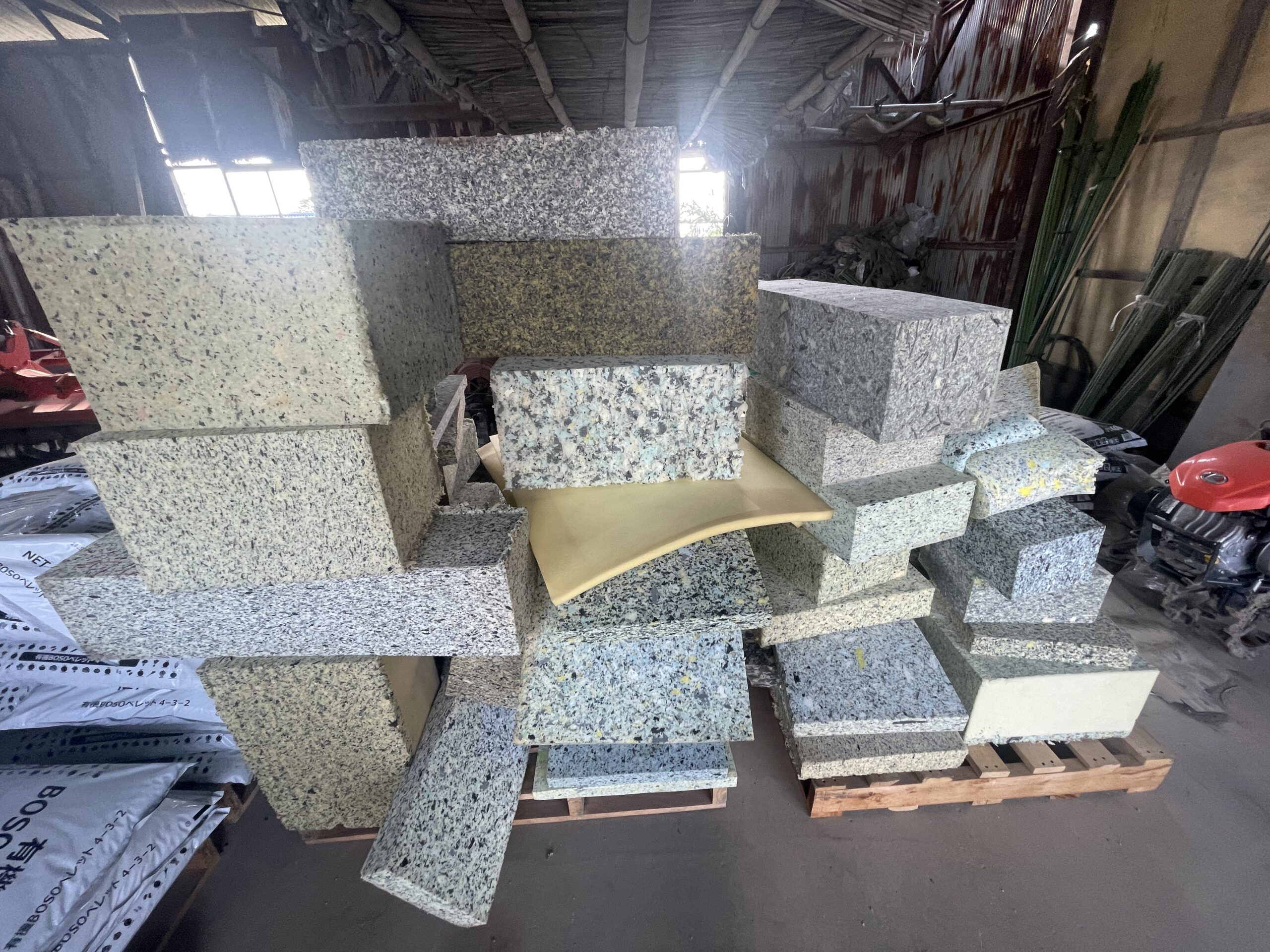 ウレタン端材の山